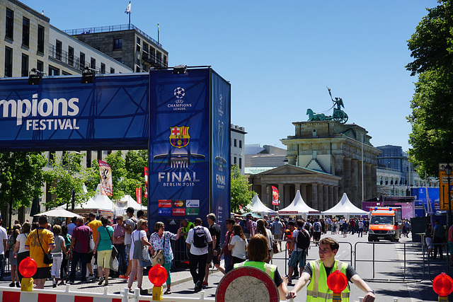 König Fußball regiert Berlin - Soccer is reigning Berlin