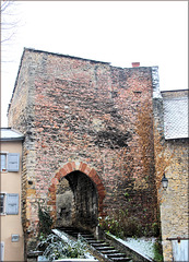 Crémieu (38) 18 décembre 2017. La Porte de Quirieu (14e siècle).