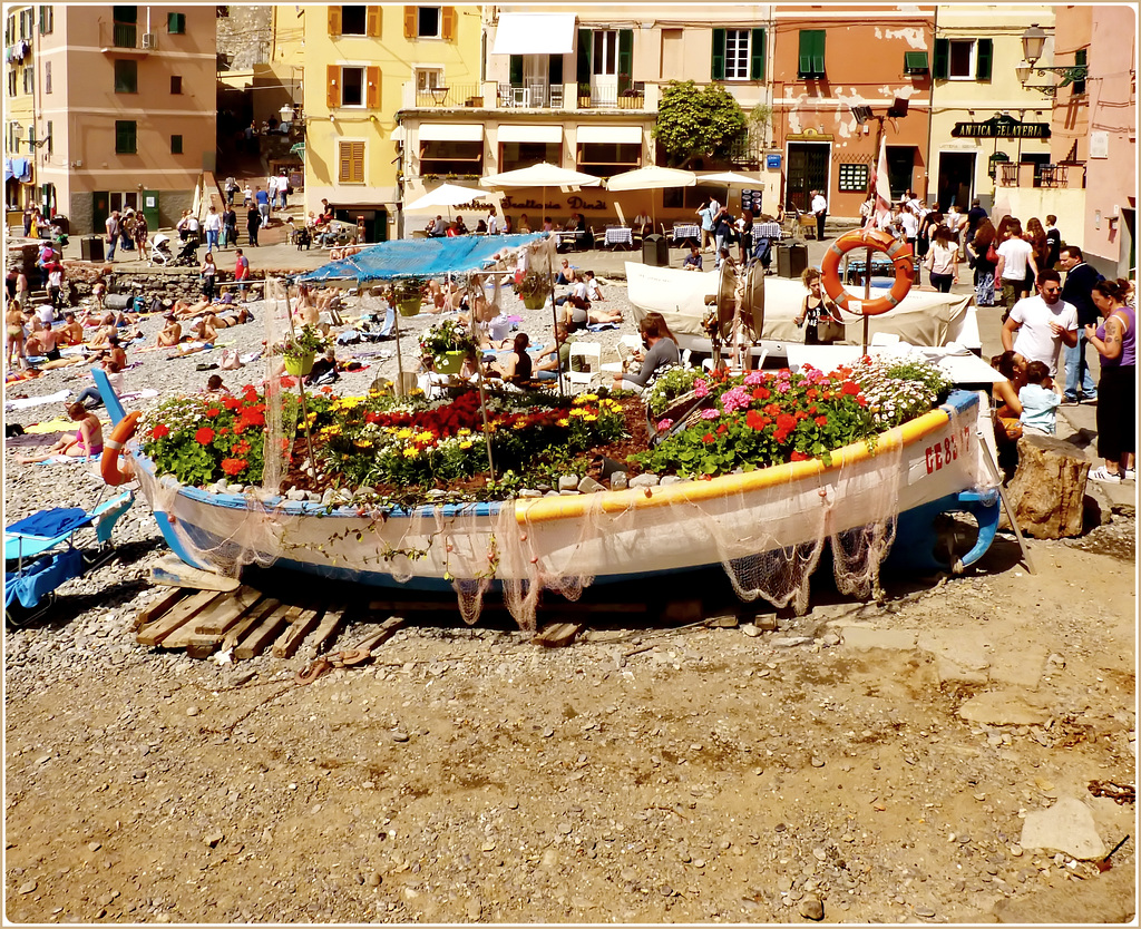 Boccadasse : Il gozzo è stato riempito di fiori sulla spiaggia per festeggiare Euroflora