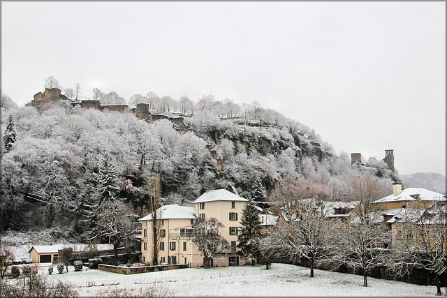 Crémieu (38) 18 décembre 2017. Les fortifications depuis le Chemin de Chaillonnette.