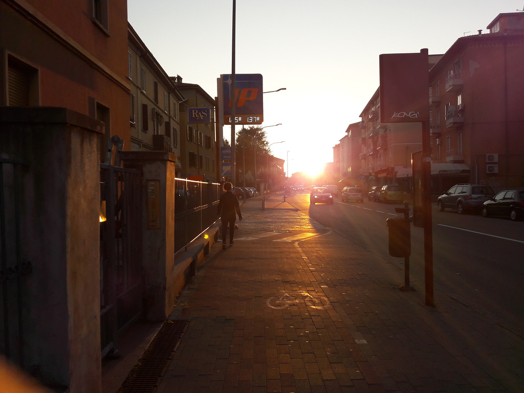 Il sole ha innondato di luce la strada!