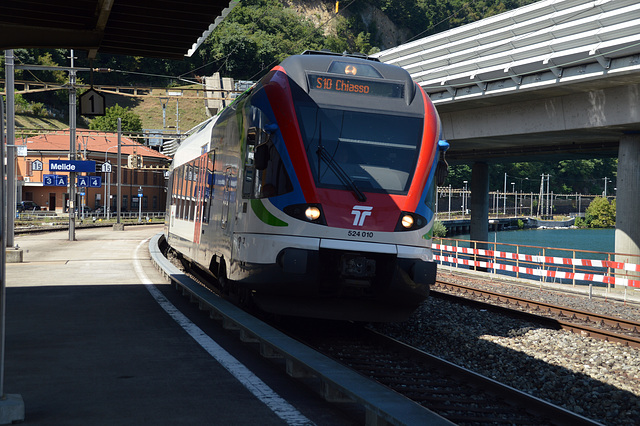 Die S10 bei der Einfahrt im Bahnhof Melide