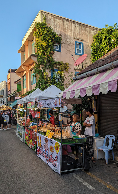 Trois kiosques gastronomiques / Three gourmet booths