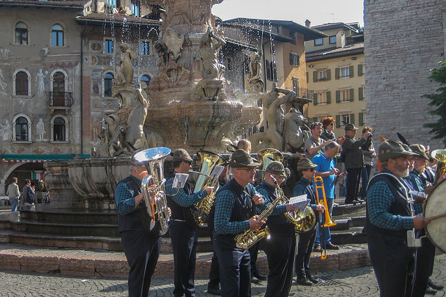 Alpini-Band auf dem Domplatz