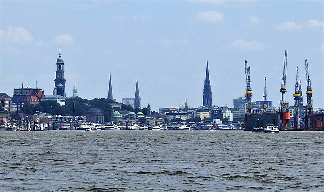 St. Pauli Landungsbrücken in Sicht.