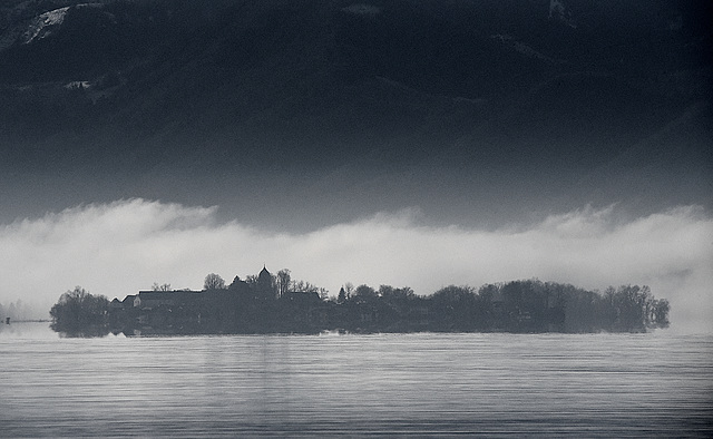 Fraueninsel mit Nebelbank