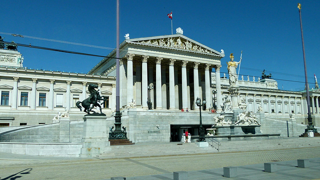 Österreichisches Parlament mit Pallas Athene-Brunnen