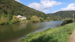 au  long des rives de la Meuse