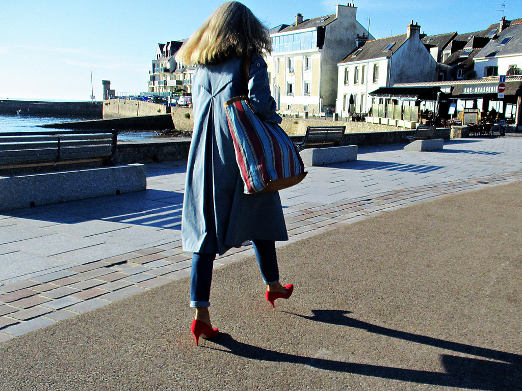 cheveux au vent et talons rouges