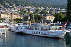 Dampfschiff Neuchâtel im Hafen Neuenburg