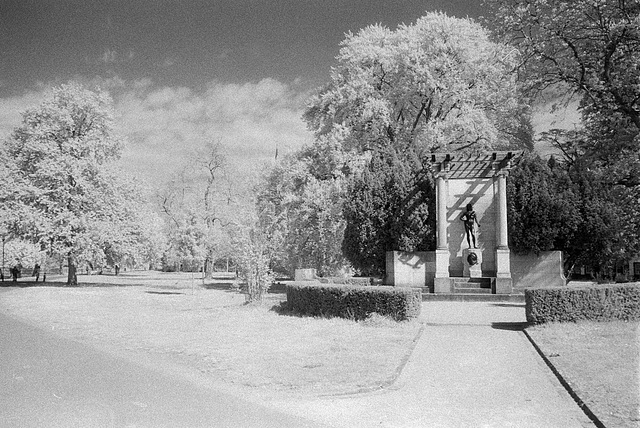 20.04.17 Ilford SFX 11 Herrngarten Goethe-Denkmal IR