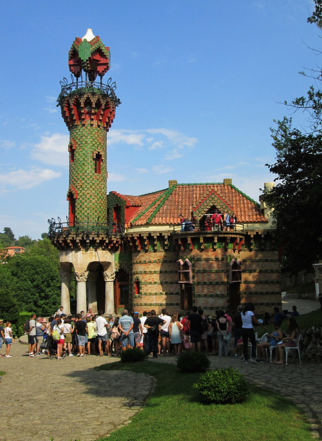 El Capricho de Gaudi - Big crowds!