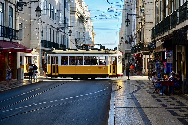 Lisbon 2018 – Eléctrico 555 crossing the Rua da Prata