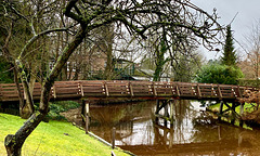 Holzbrücke über einen Kanal