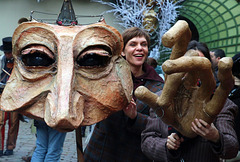 La fanfare avec ses marionnettes géantes au Festival du Merveilleux .