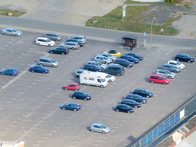 Parkplatz Thale mit 3 Farbtupfern