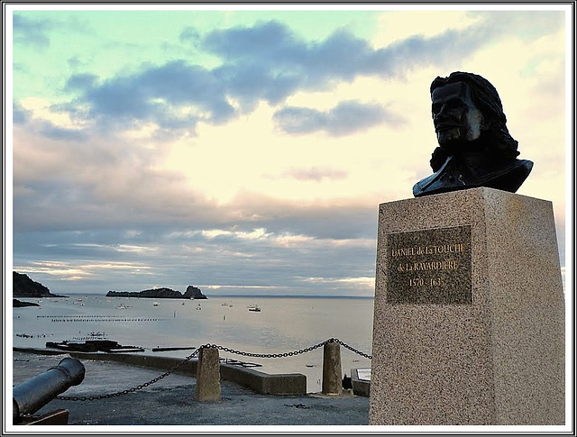 Au port de Cancale: Le buste de Daniel de la Touche de La Ravadière