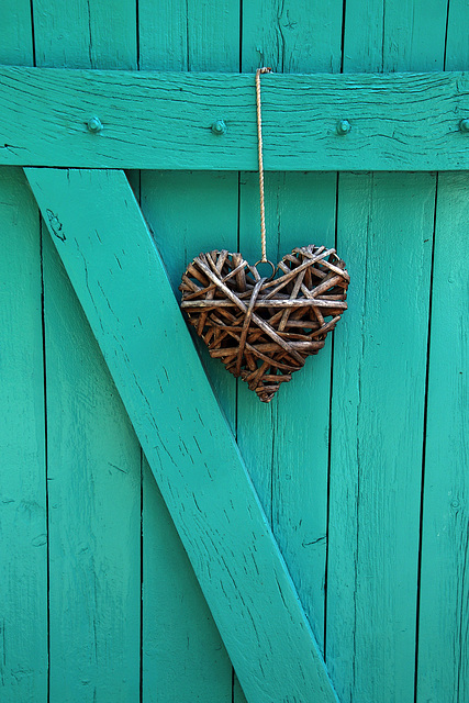 Un coeur en osier sur un volet battant .