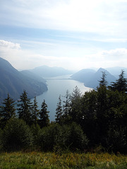 Weite Sicht vom Monte Brè über den Luganersee, den Damm von Melide bis nach Italien