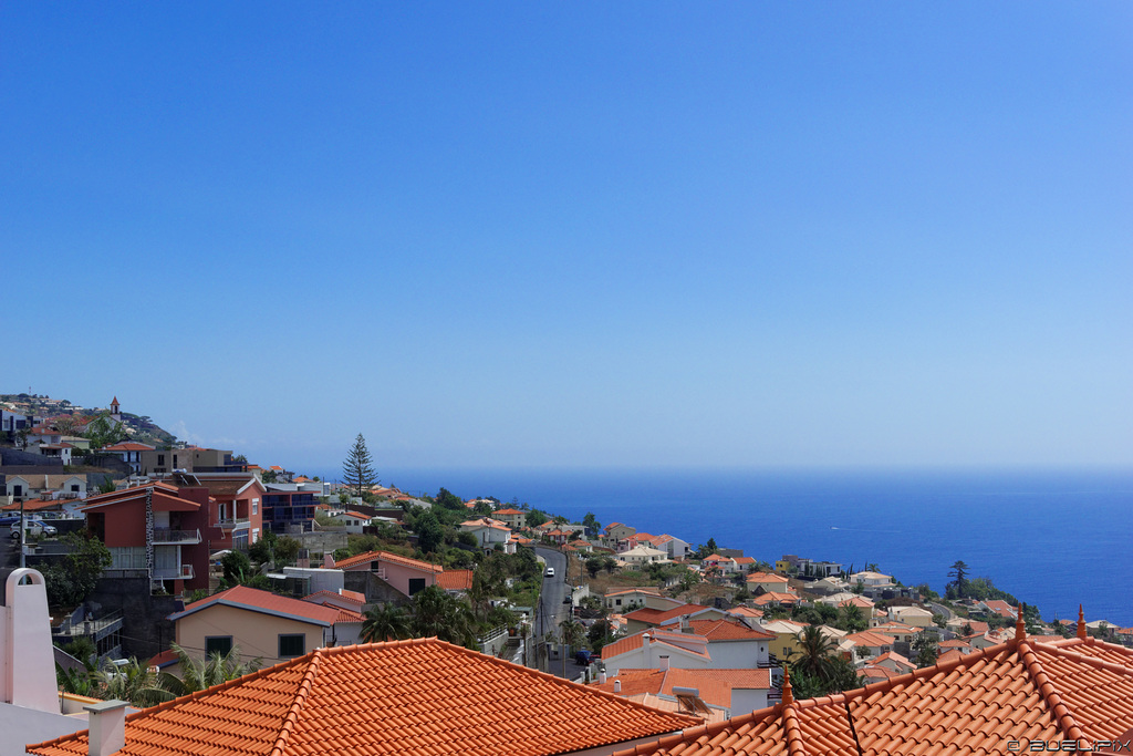 auf dem Parkplatz vom Botanischen Garten - über den Dächern von Funchal (© Buelipix)