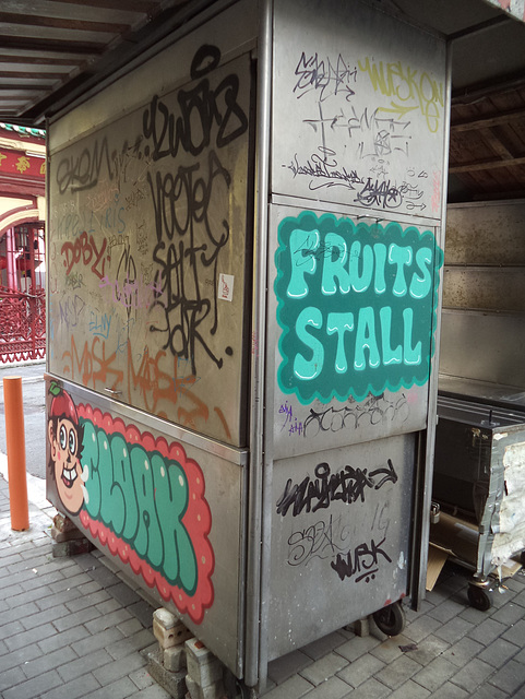 Fruits stall & graffitis (2)