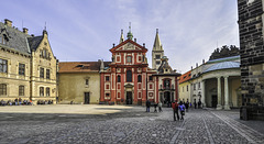 die St. Georgs Basilika auf der Prager Burg (© Buelipix)