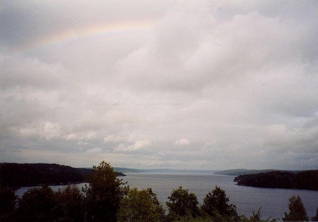 Regenbogen über dem Fjord