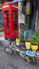 Vélo X-Pop et cabine téléphonique