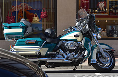 Une de mes motos devant mon magasin préféré