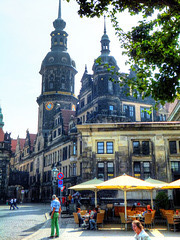 Dresden. Cafe 'Schinkelwache' vor dem Residenzschloss mit dem Hausmannsturm. . ©UdoSm