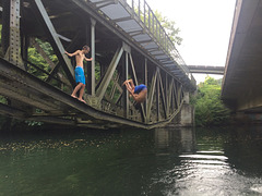 Salto von der Fischbauchbrücke