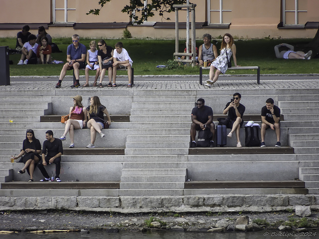 HBM ... with a picture of a summer Sunday on the banks of the Vltava River in Prague (© Buelipix)