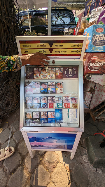 Plusieurs marques de cigarettes / Several cigarette brands Plusieurs marques de cigarettes / Several cigarette brands