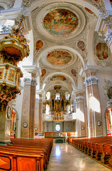 Füssen: Klosterkirche St. Mang. Langhaus mit Orgel. ©UdoSm