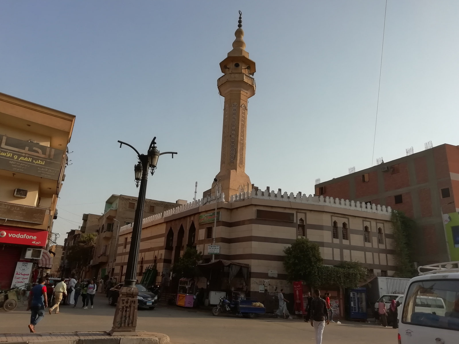 Eine der kleinen, neuen Moscheen in Luxor Stadt