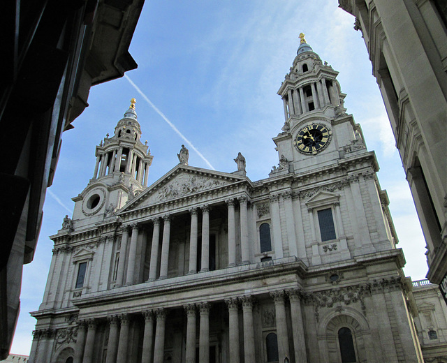 St.Pauls appears!