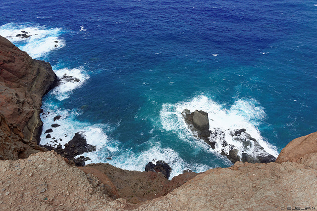 nur 100 Meter bis unten ... im Ponta de São Lourenço (© Buelipix)