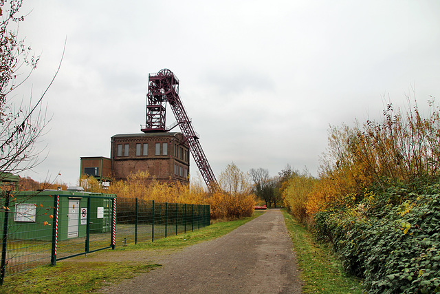 Weg entlang der ehem. Zeche Sterkrade 1/2 (Oberhausen-Sterkrade) / 20.11.2021