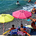 Ombrelloni colorati sulla spiaggia libera di Quinto