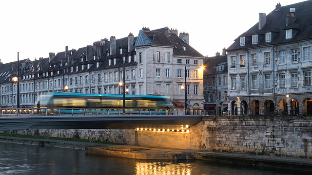 BESANCON: Passage d'un tram sur le pont Battant.