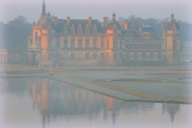 Lever de soleil sur le château de Chantilly