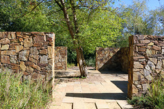 Placé à l'isolement entre quatre murs . Placé à l'isolement entre quatre murs .