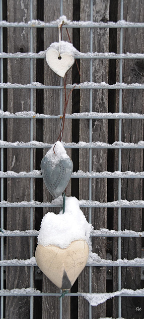 drei Herzen im Schnee