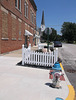 Borne joliment entourée / Well surrounded hydrant