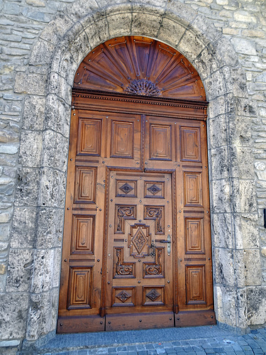 Eingang zur Kirche der Heiligen Maria Magdalena in Troistorrents