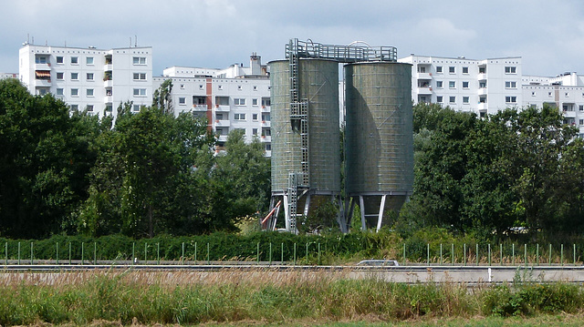 Salz-Silos vor Wohn-Silos