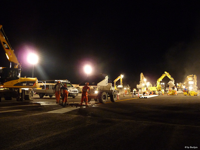 Pistensanierung Piste 16/34 Flughafen Zürich-Kloten (© Buelipix)