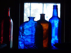 Cuatro botellas de color