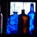 Cuatro botellas de color