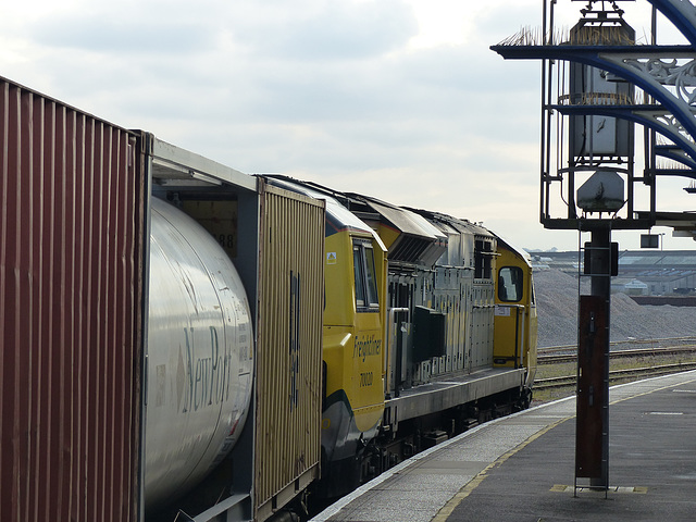 70020 standing at Eastleigh - 27 January 2015